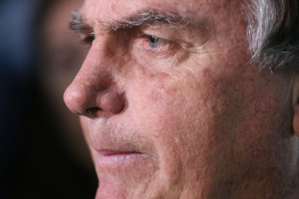 Com crise persistente de soluços, Bolsonaro faz nova cirurgia