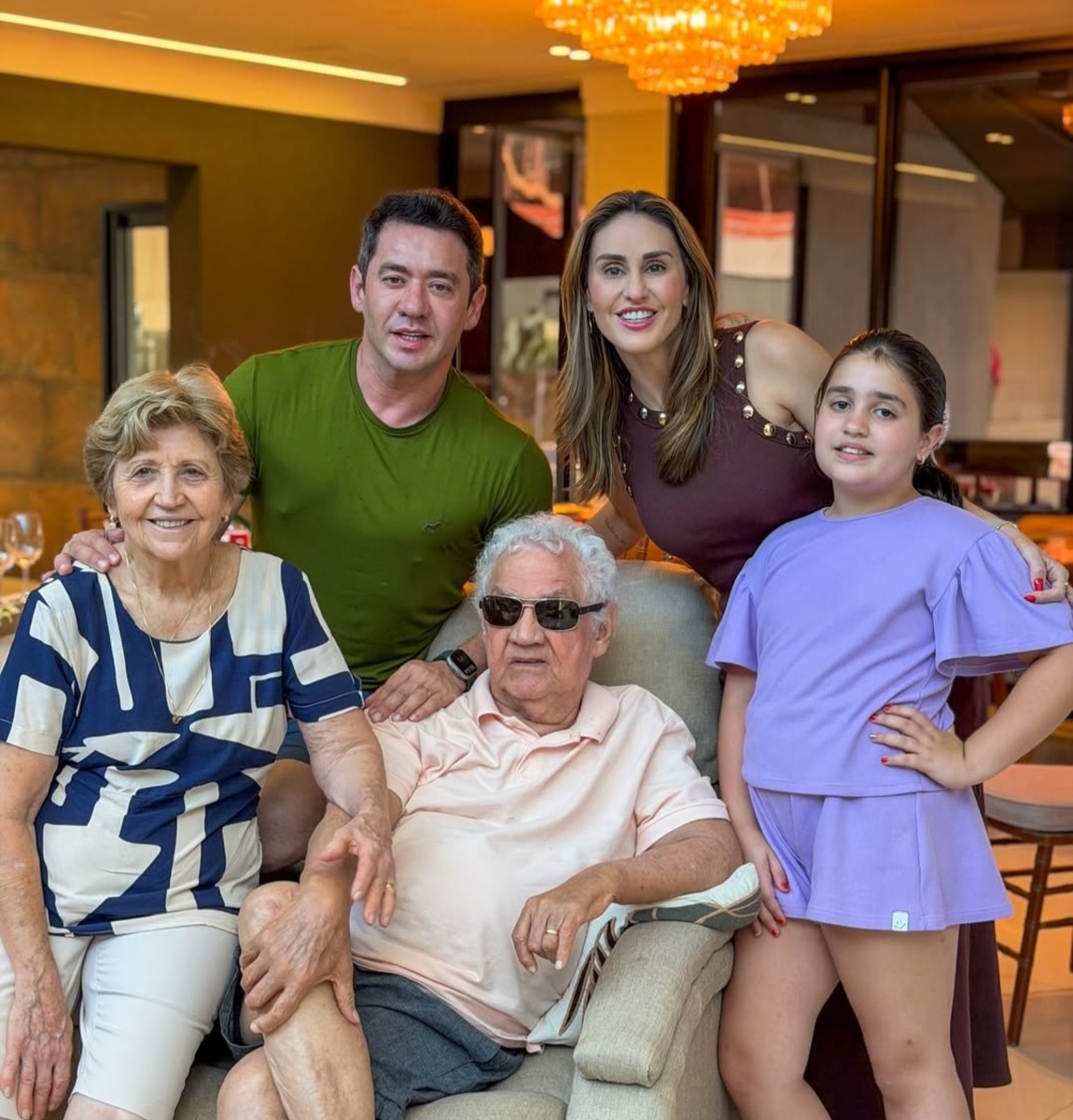  Ricardo Silva, com a esposa Carol, e filha e os pais