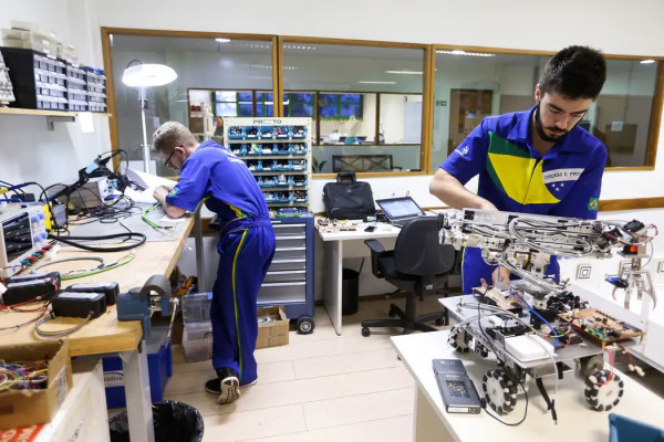 MEC regulamenta programa que fortalece formação profissional