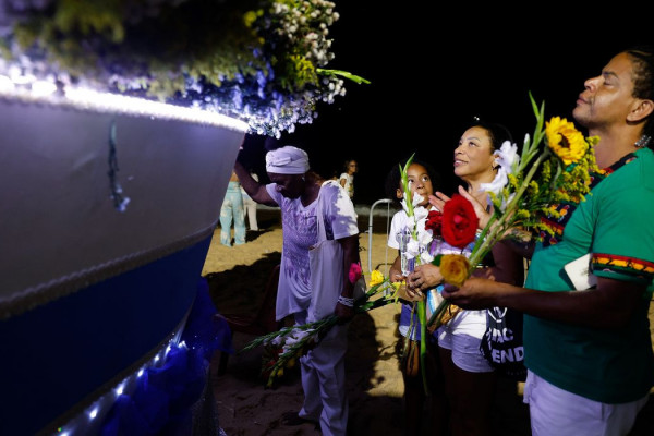Umbanda faz culto à Iemanjá na véspera do réveillon no Rio