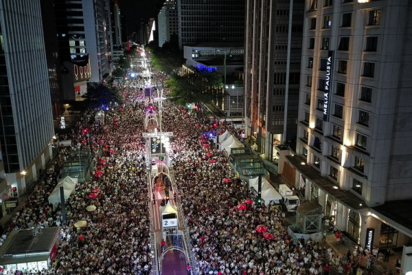 Rréveillon na Avenida Paulista teve música e fogos silenciosos