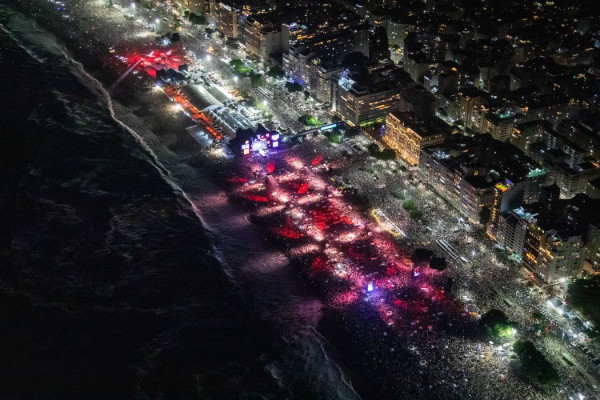 Comlurb recolhe 1,2 toneladas de lixo das praias do Rio no réveillon