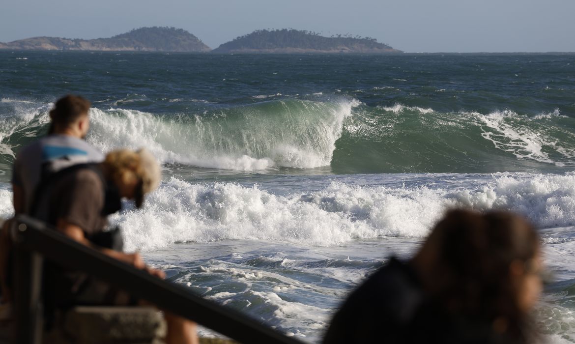 Defesa Civil confirma manutenção do alerta de ressaca em praias do Rio