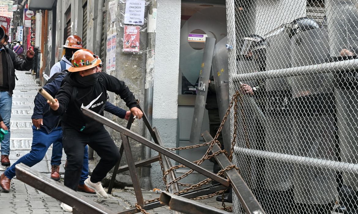 Bolívia: protestos desafiam governo após aumento de combustíveis