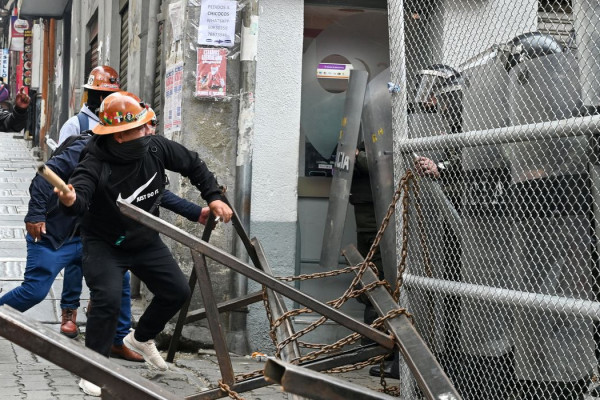 Bolívia: protestos desafiam governo após aumento de combustíveis