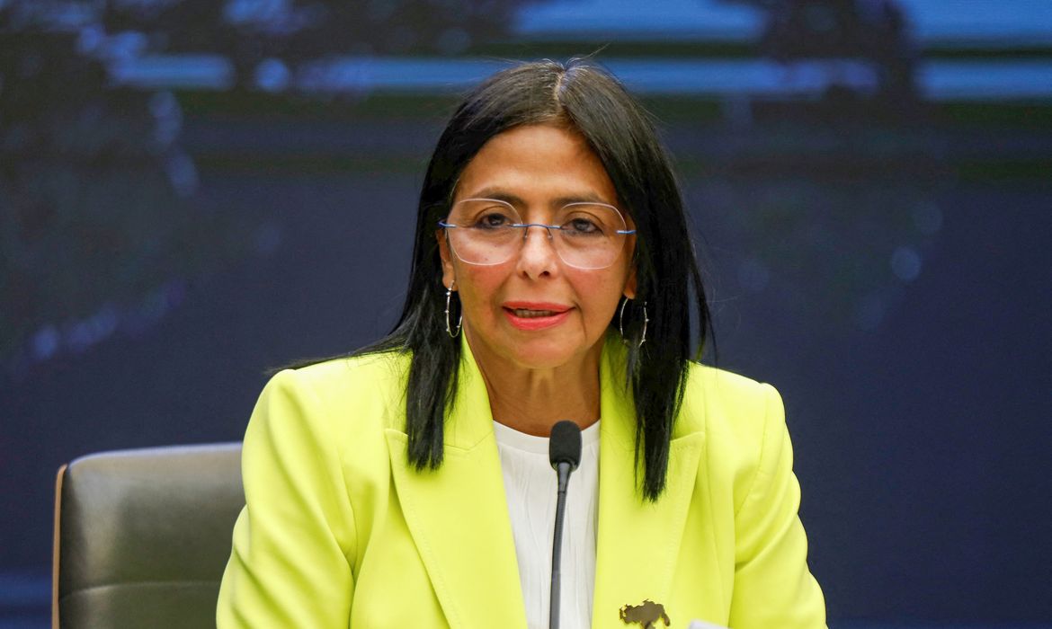Forças Armadas da Venezuela reconhecem vice como presidente interina