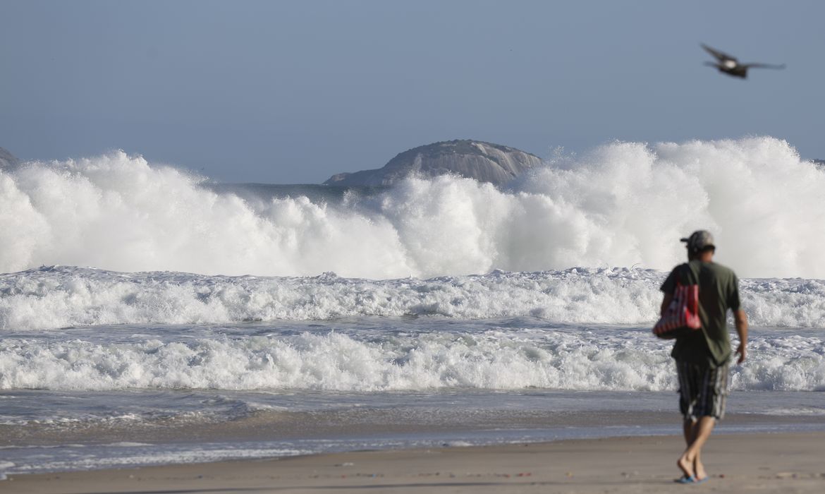 RJ: praias seguem com ressaca e banhistas devem evitar entrar no mar