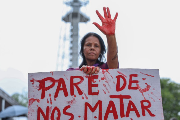 Apesar de medida protetiva, mulher é morta na rua por agressor em SP