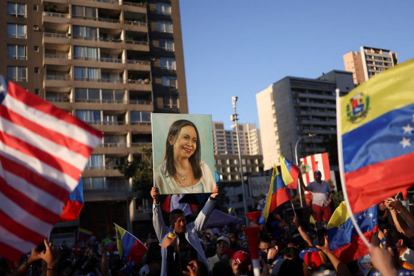 Descartada por Trump, Corina ataca Delcy e promete voltar à Venezuela