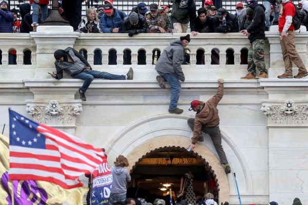 EUA lançam site onde reescrevem versão da invasão ao Capitólio