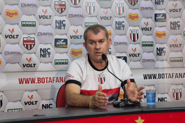 Claudio Tencati, técnico do Botafogo de Ribeirão Preto