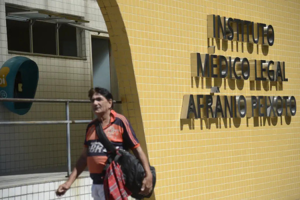 Corpo de adolescente que desapareceu no mar é liberado pelo IML do Rio