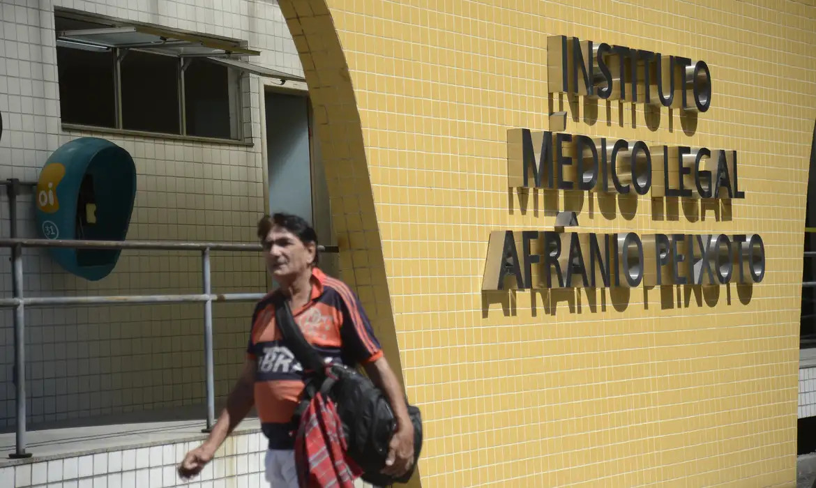 Corpo de adolescente que desapareceu no mar é liberado pelo IML do Rio