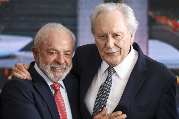 Lewandowski entrega carta de demissão do Ministério da Justiça a Lula