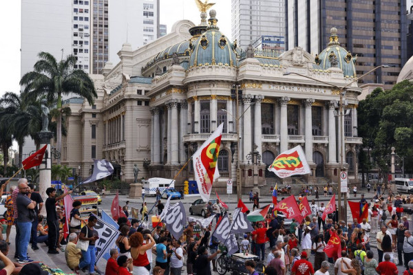 Manifestação no Rio lembra 8 de janeiro e rejeita anistia a golpistas