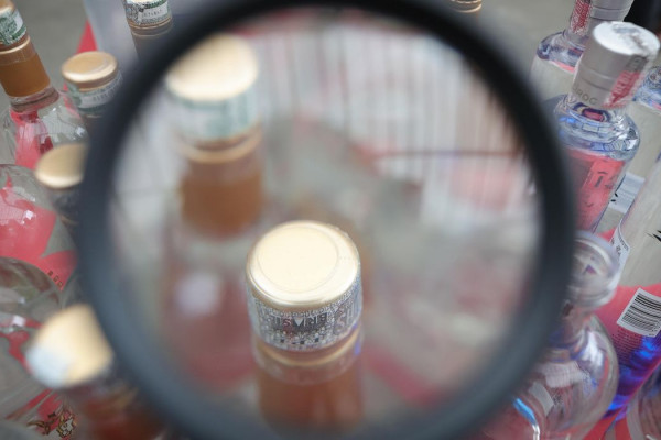 Operação que combate falsificação de bebidas prende duas pessoas em SP