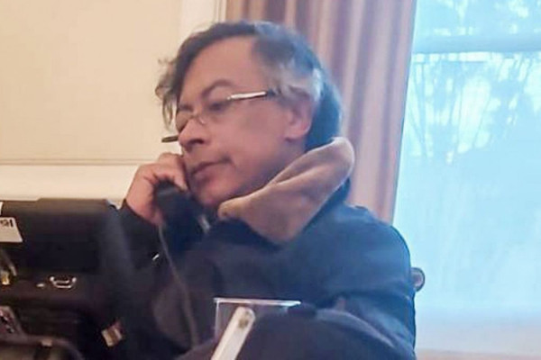 Após ameaças e acusações, Trump conversa com presidente colombiano