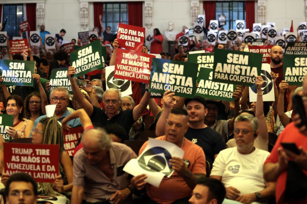 Em ato em SP, manifesto celebra democracia contra atos de 8 de janeiro