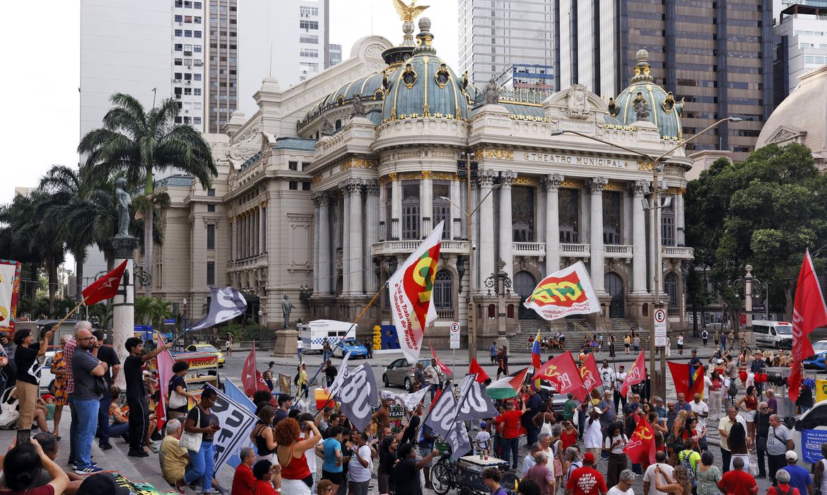 Manifestação no Rio lembra 8 de janeiro e rejeita anistia a golpistas