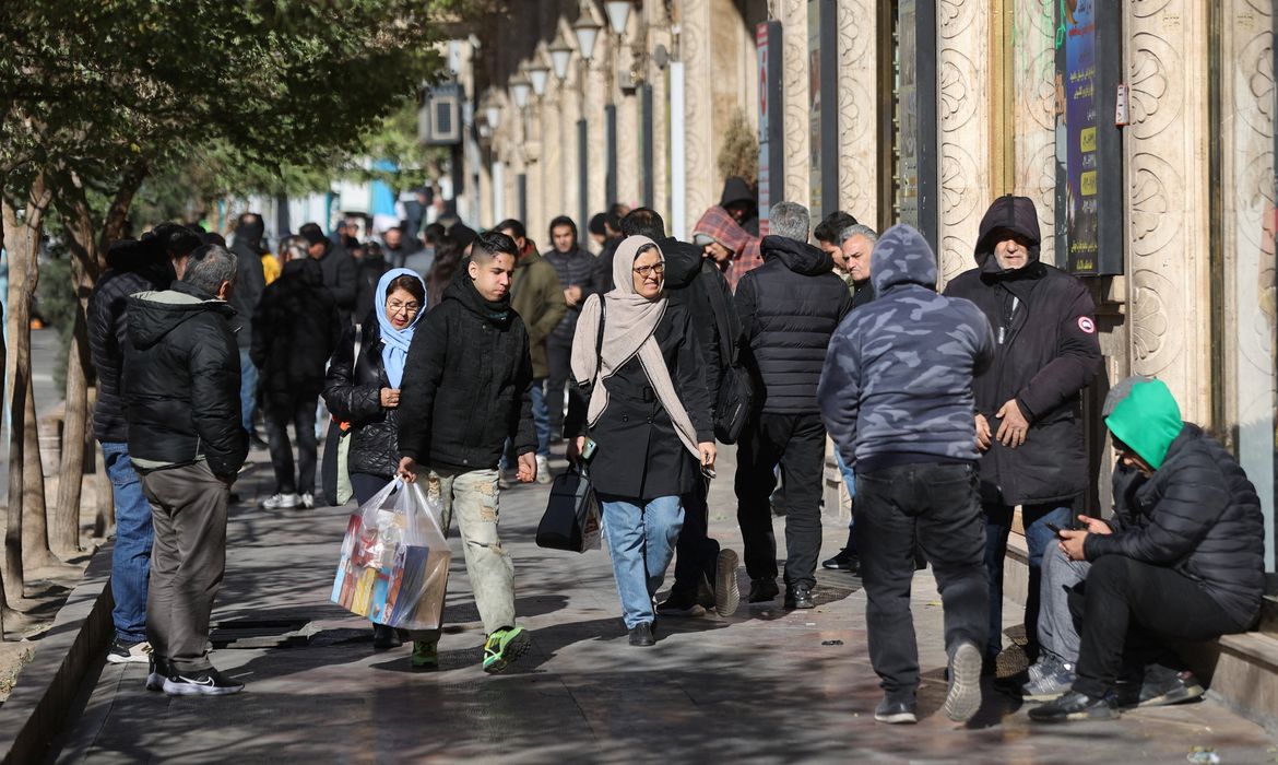 Trump anuncia tarifas de 25% a países que negociarem com Irã