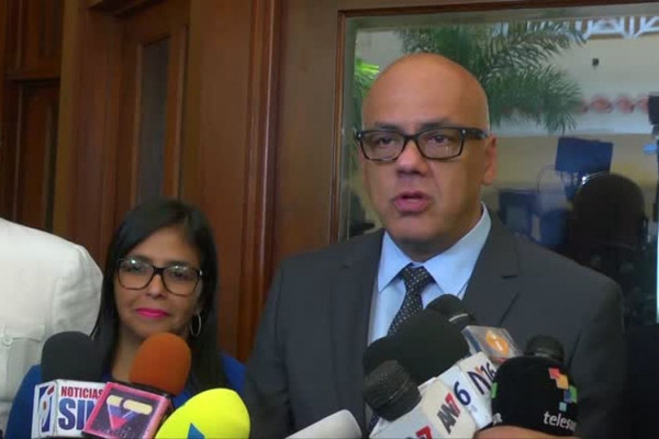 Venezuela diz que já libertou 400 presos; oposição e ONGs contestam