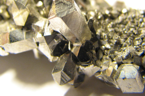 USP desenvolve bateria funcional de nióbio de 3 volts 