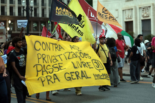 Estudantes protestam contra aumento da tarifa de ônibus em São Paulo