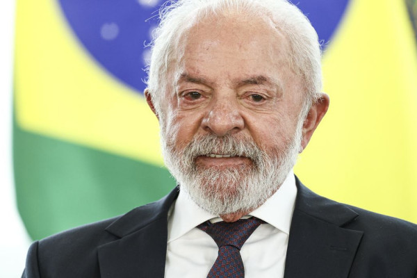 Antes de viagem ao Panamá, Lula conversa com presidente Mulino