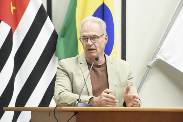 Vereador André Rodini, na tribuna da Câmara