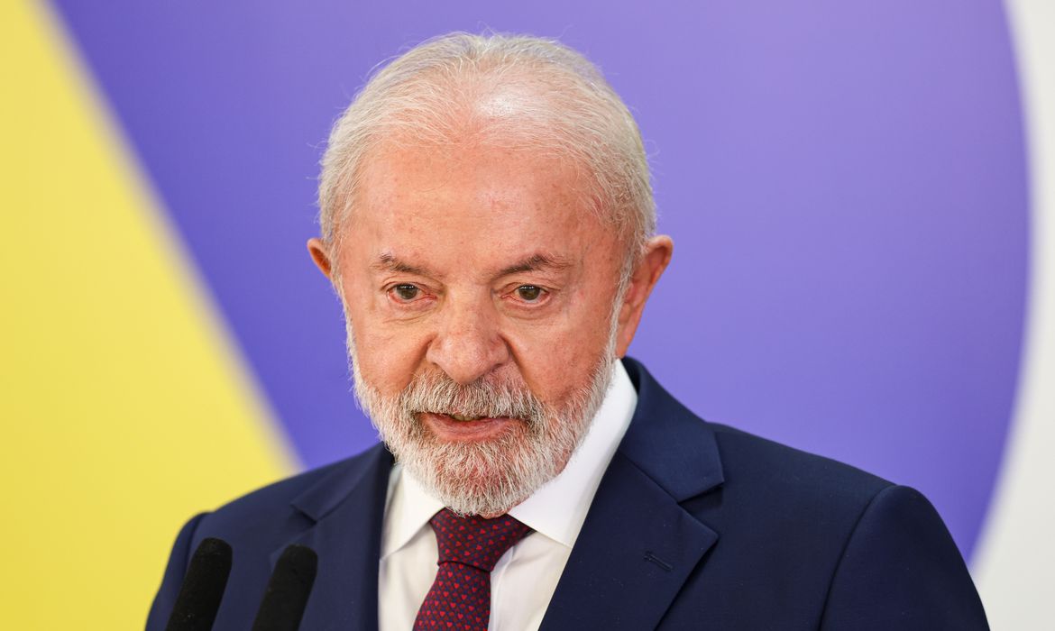 Lula diz que salário mínimo é baixo, mas aponta importância de direito