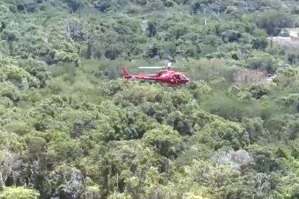 Helicóptero cai na zona oeste do Rio e deixa três pessoas mortas