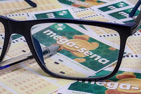 Mega-Sena acumula para R$ 50 milhões; sorteio será na terça (20)