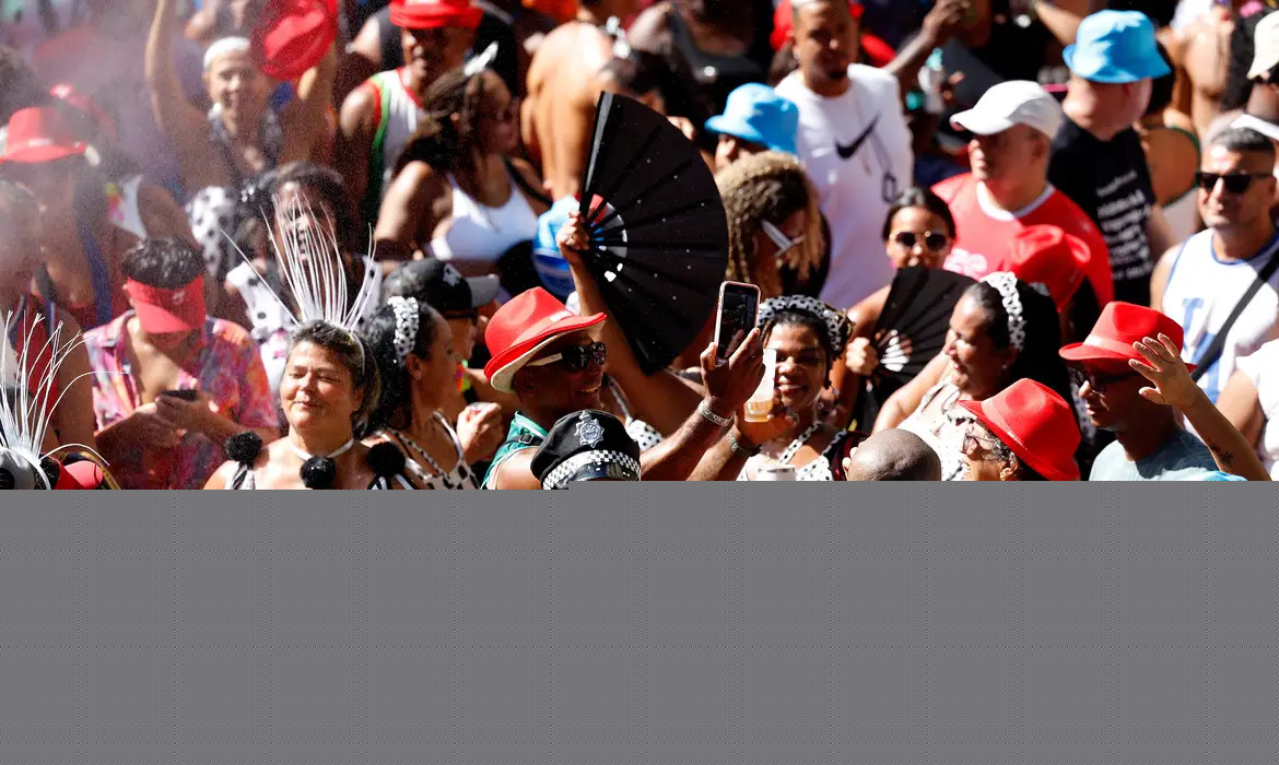 Ativistas denunciam 'blackface' em fantasias de carnaval