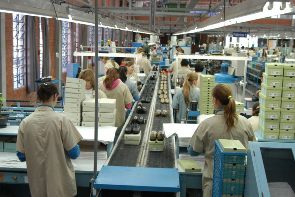 Faturamento da indústria sobe, mas emprego cai pelo terceiro mês