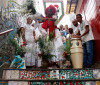 Baianas lavam escadaria em Copacabana em homenagem a Oxóssi