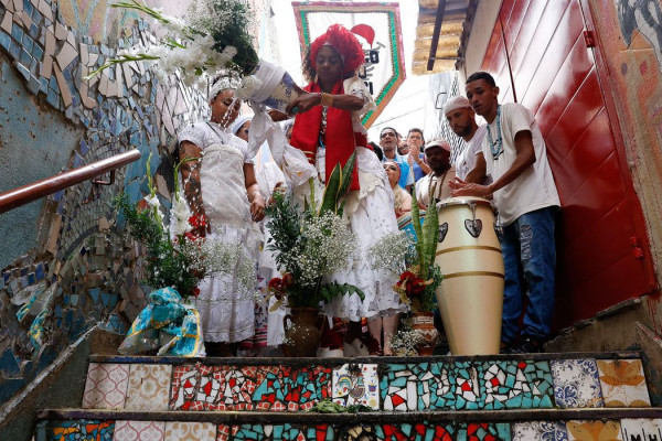 Baianas lavam escadaria em Copacabana em homenagem a Oxóssi