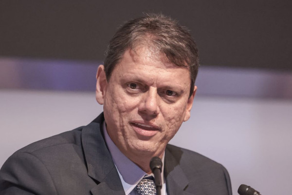 Moraes autoriza Tarcísio a visitar Bolsonaro na prisão na quinta-feira