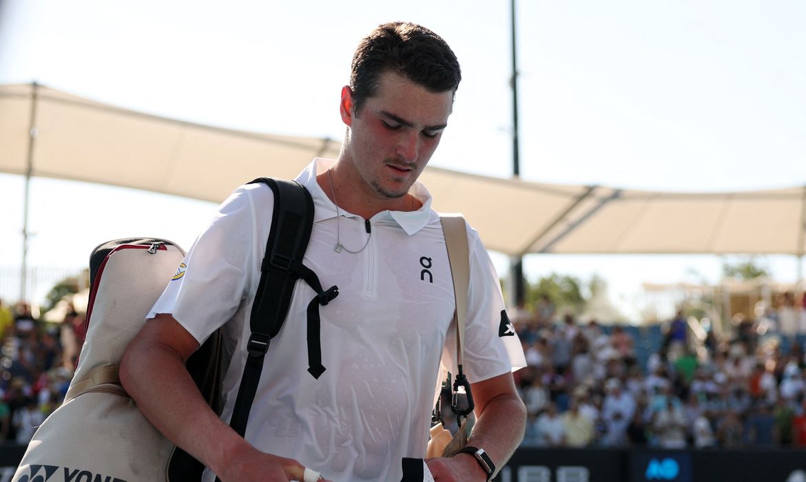 Fora de ritmo, João Fonseca cai na estreia do Aberto da Austrália