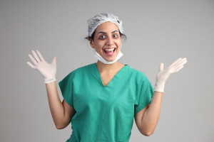 Camila Cardoso traz o dia a dia da enfermagem para o Ribeirão Comedy