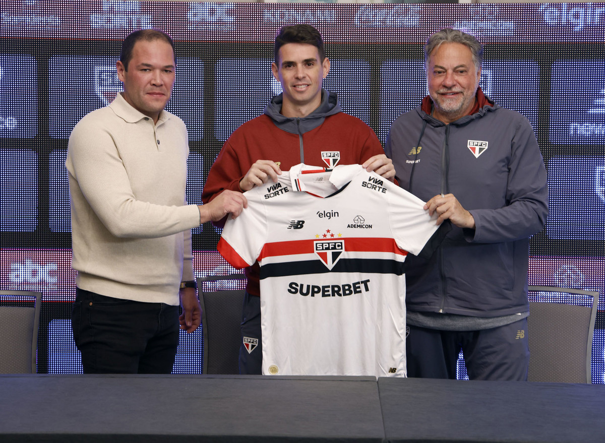 Presidente Julio Casares (à direita) já foi afastado e deve perder o cargo, se não renunciar