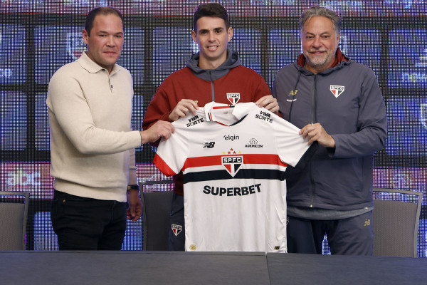 Presidente Julio Casares (à direita) já foi afastado e deve perder o cargo, se não renunciar