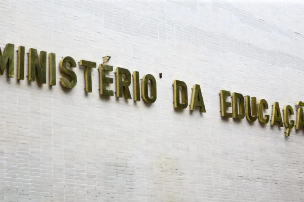 Governo recompõe orçamento para educação e ciência 