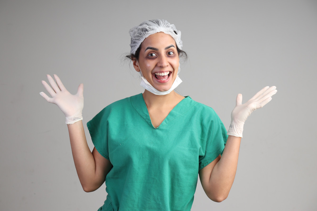 Camila Cardoso traz o dia a dia da enfermagem para o Ribeirão Comedy