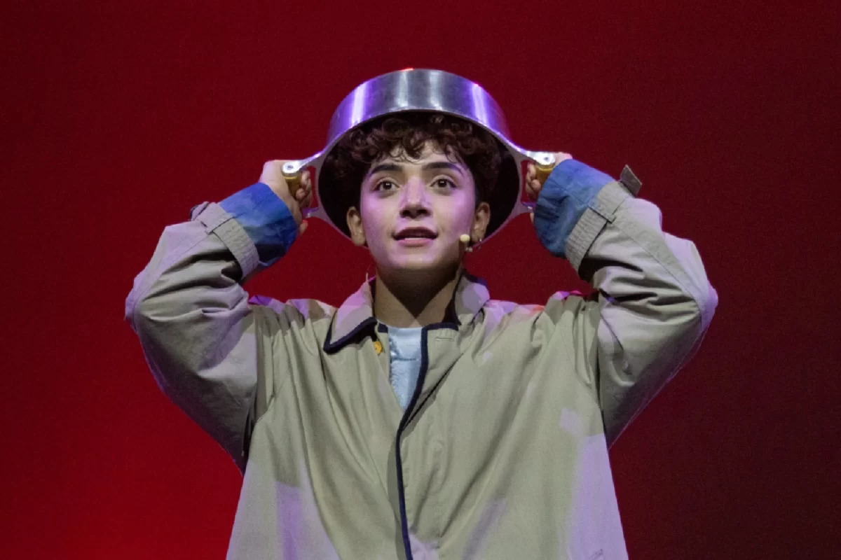 Montagem da Cia Cênica Nau de Ícaros revisita o universo lúdico de O Menino Maluquinho em temporada gratuita no SESI