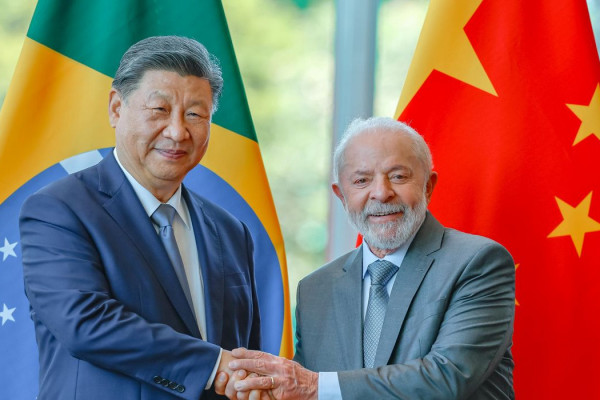 Xi Jinping garante a Lula apoio da China em tempos "turbulentos"