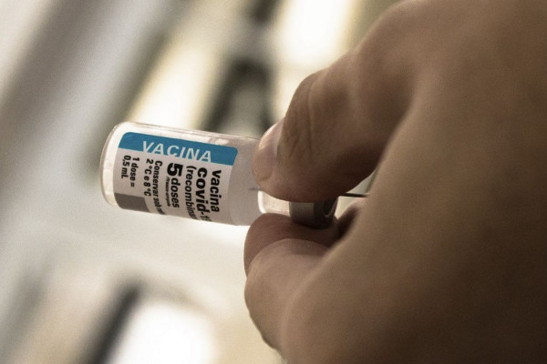 Após cinco anos de vacinação, covid recua, mas ainda preocupa 