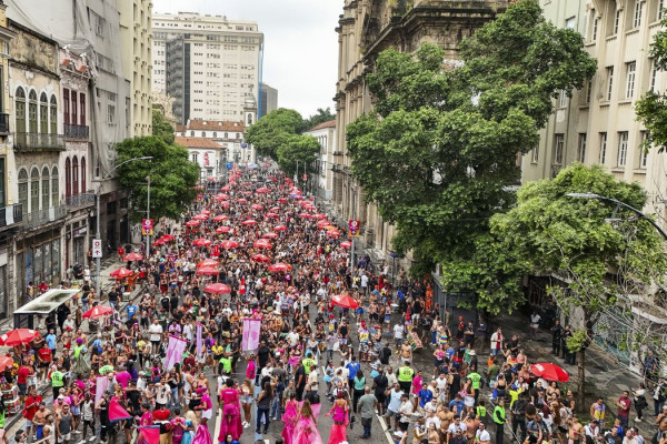 Bloco da Lexa atrai foliões para o circuito Preta Gil no centro do Rio