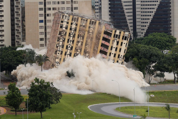 Tradicional hotel de luxo é implodido no centro de Brasília