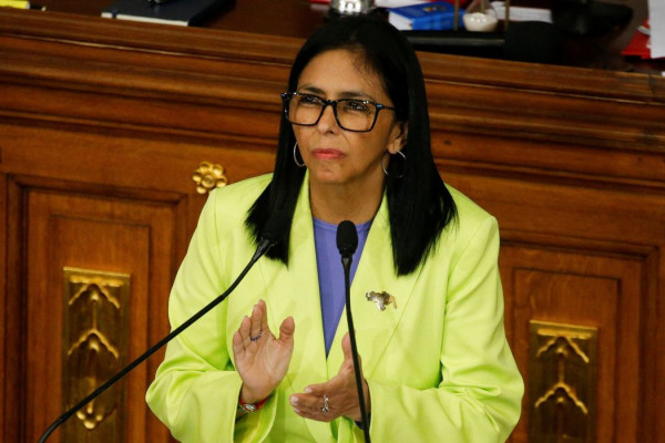 Basta de ordens de Washington, diz presidente interina da Venezuela