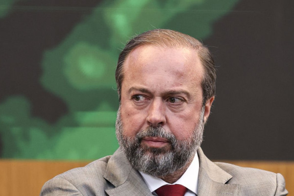 Ministro cobra solução para vazamento de água em minas da Vale